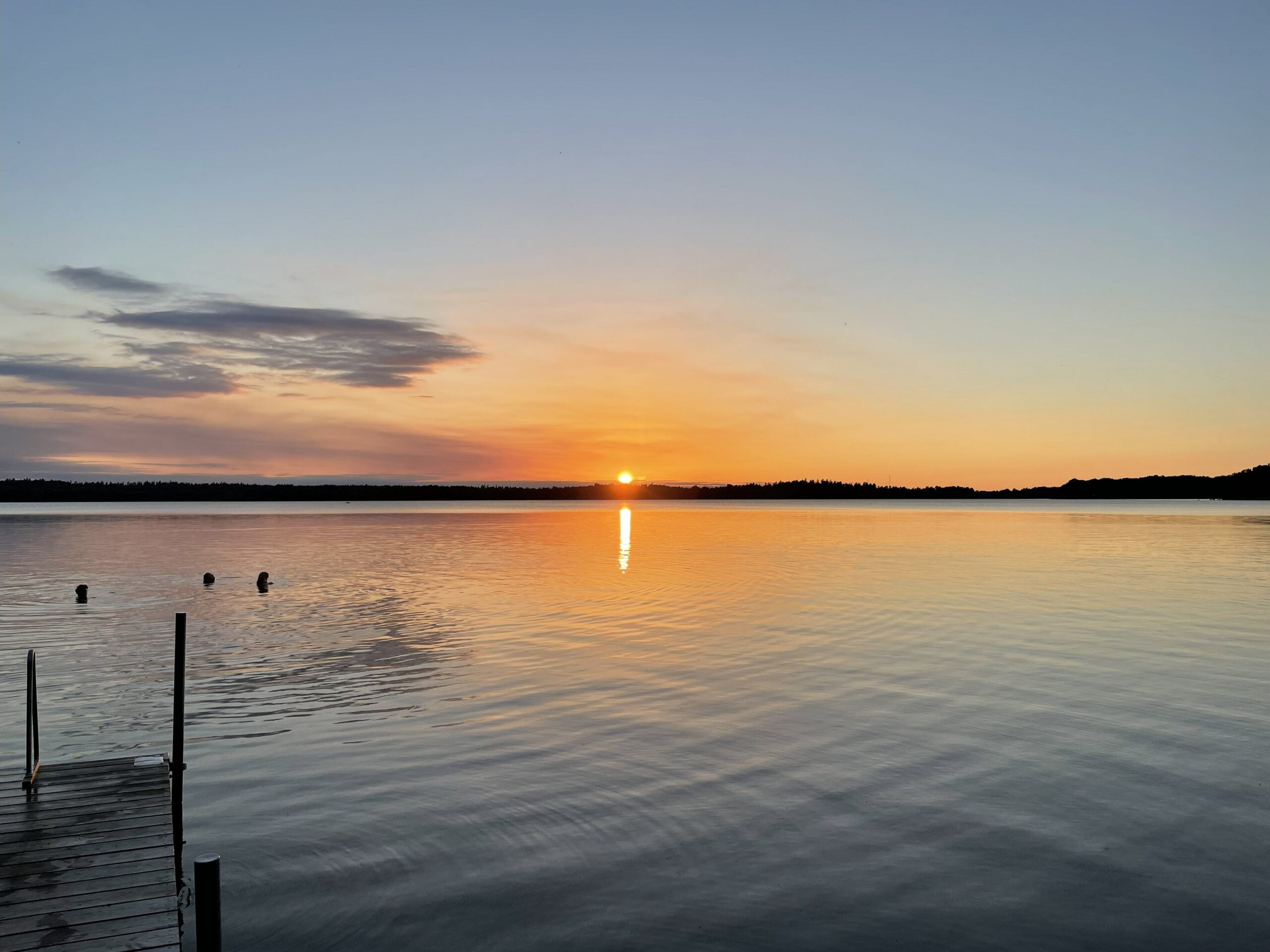スウェーデンスモーランド地方Växjöにある池と沈む夕日。