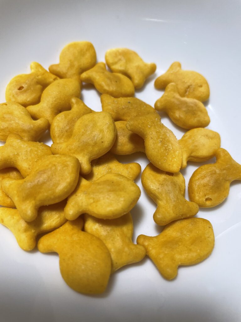 お皿に移したGolfish。小さく食べやすそうな、かわいい見た目をしている。