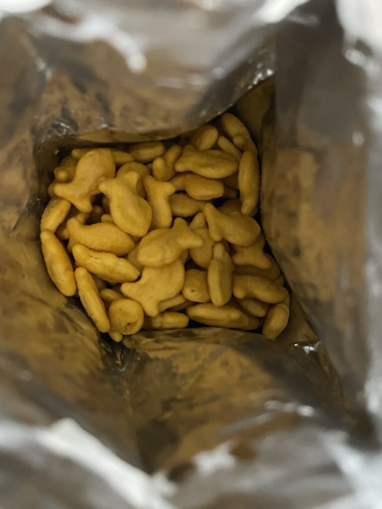 Goldfishのパッケージを開け中身をのぞいた写真。