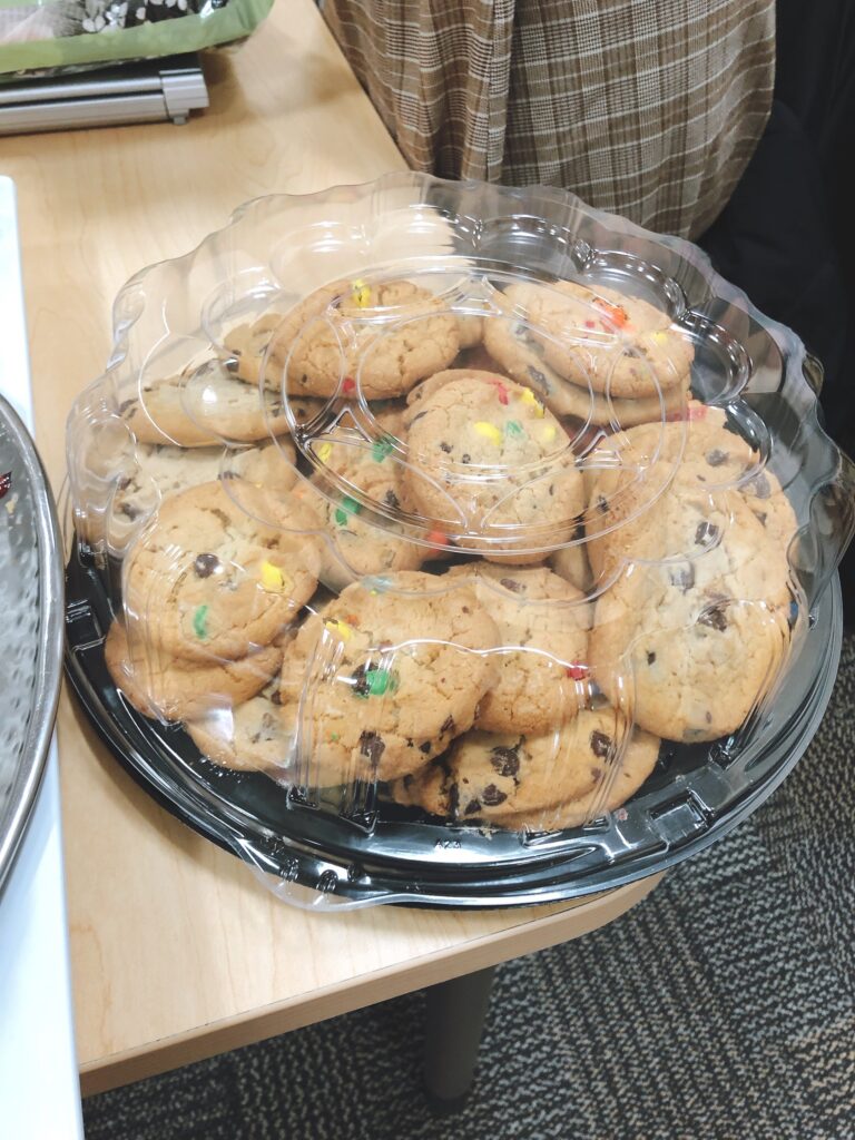 アメリカで食べたクッキー。おおきく、チョコチップがたくさんはいっている。