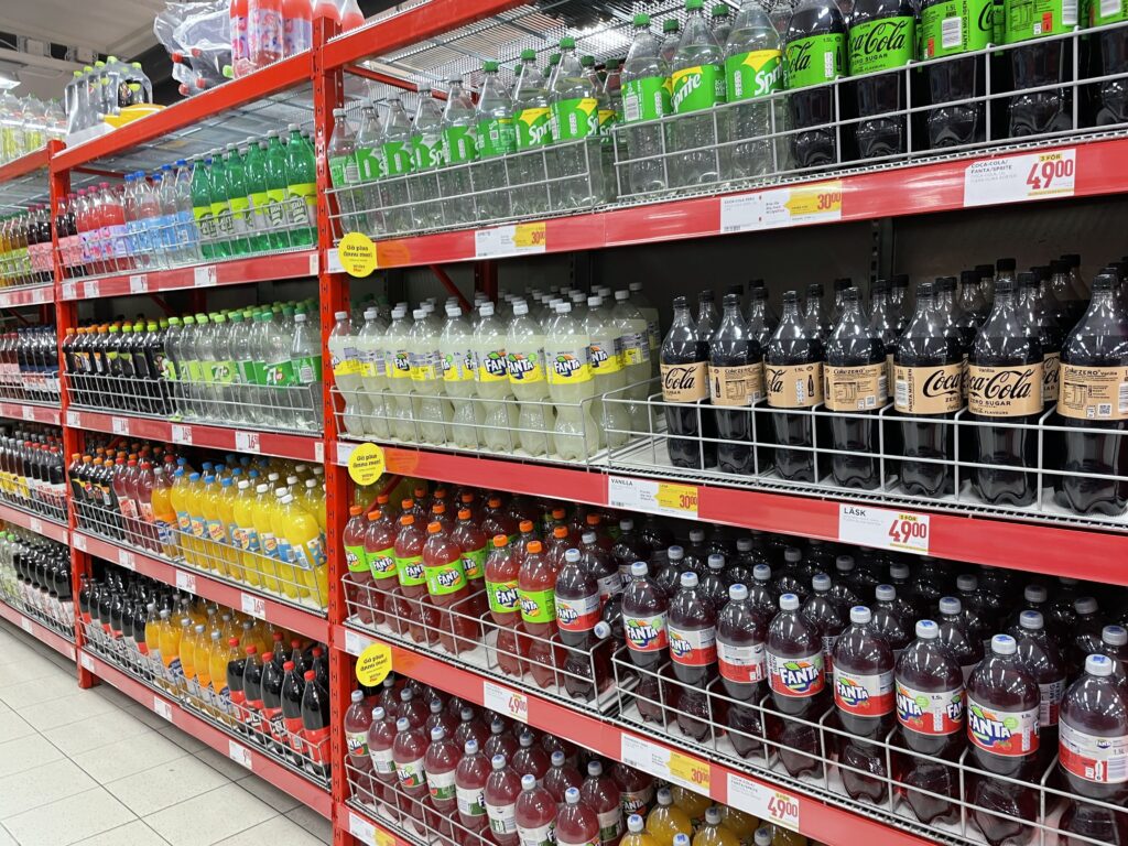 スウェーデンのスーパーに陳列されている飲み物