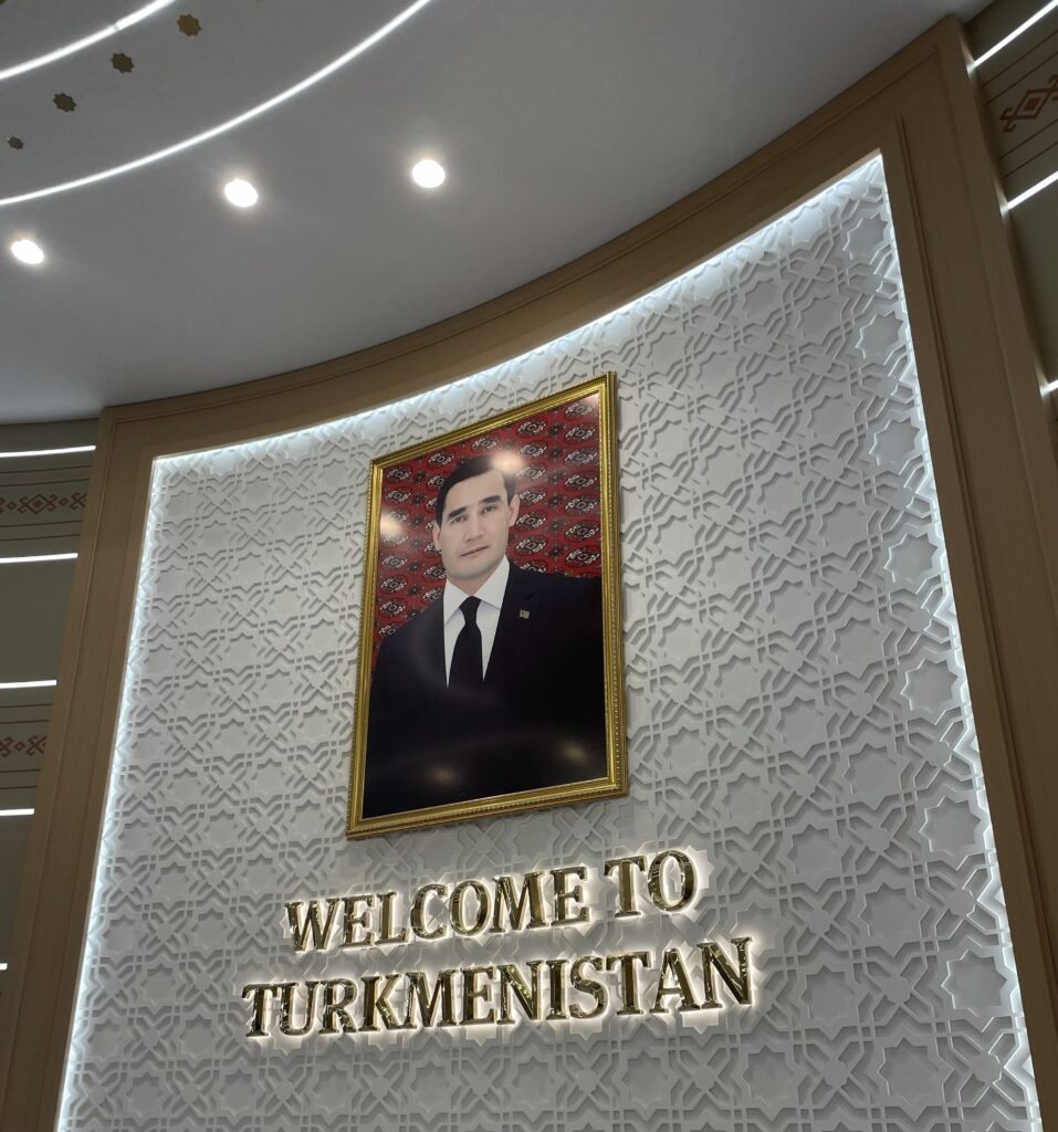 大阪簡裁万博で撮影したトルクメニスタンパビリオンの中の大統領の肖像画