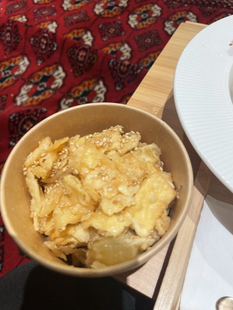 大阪・関西万博で食べたトルクメニスタンの伝統料理、シェクシェキ