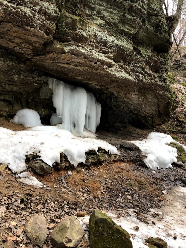アメリカ・ウィスコンシン州のパーフレイズ・グレン州立自然区の氷。