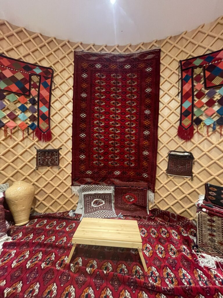 大阪・関西万博のトルクメニスタンパビリオンのレストランの席