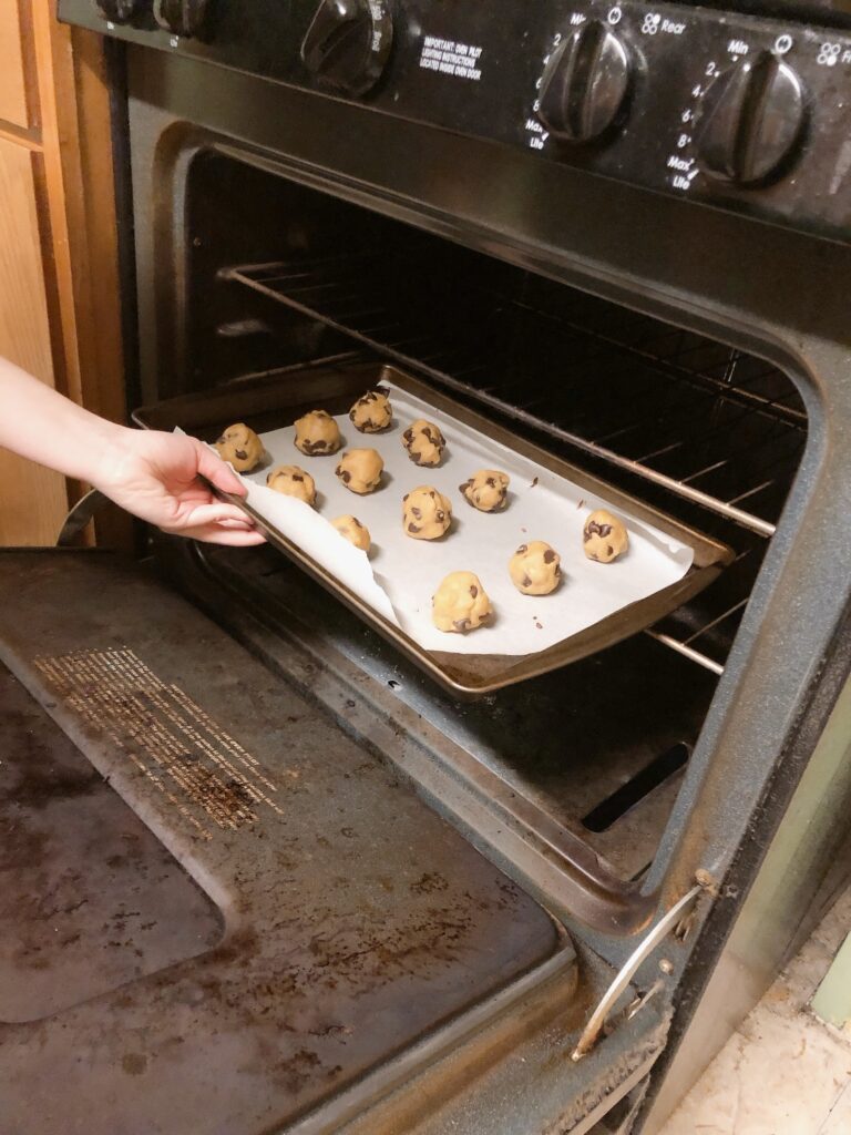 アメリカ・ウィスコンシン州で撮影した、友人の家のオーブンにクッキー記事を入れるとき。