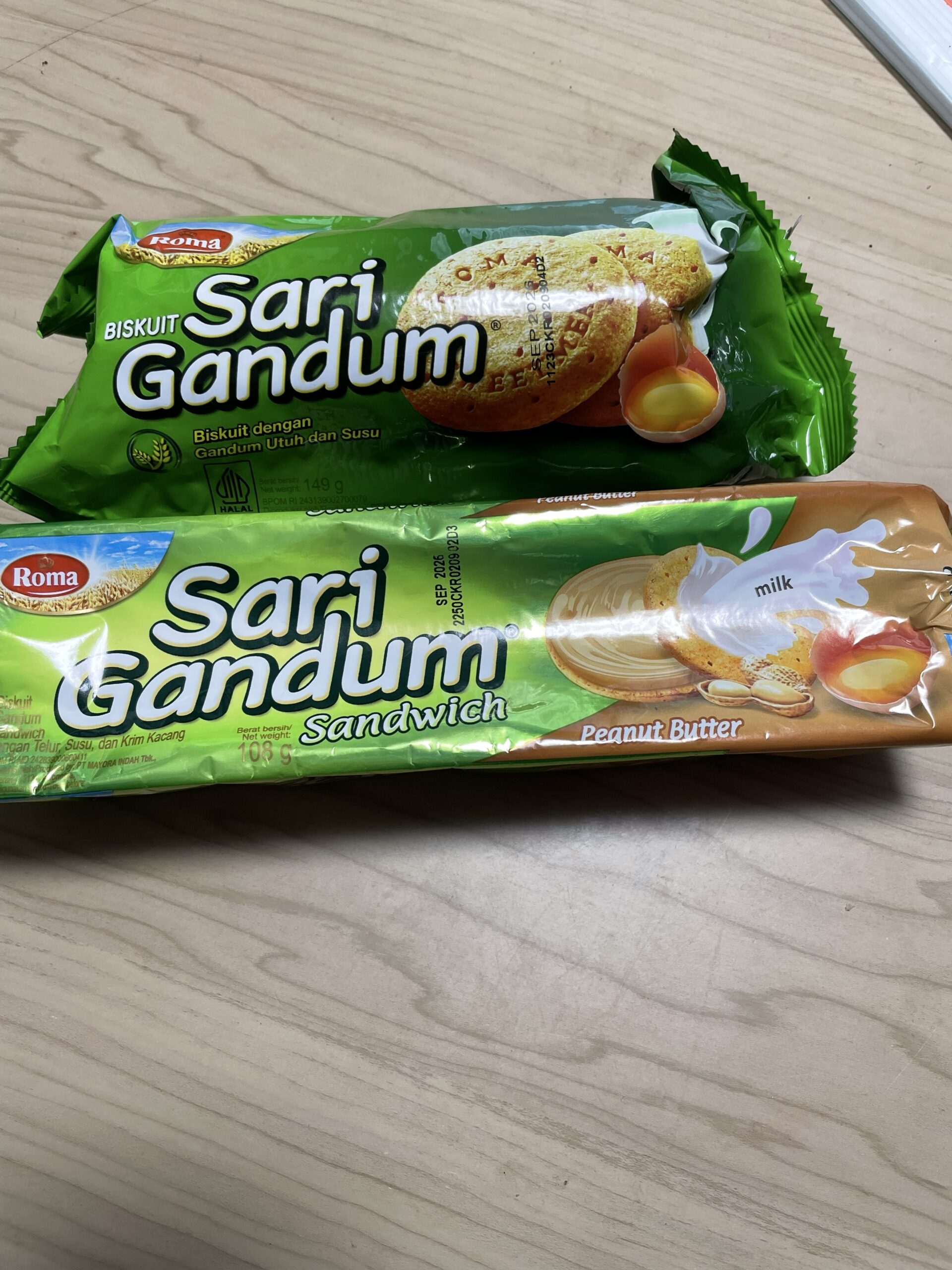 インドネシアで購入した、RomaというブランドのSari Gandumというお菓子