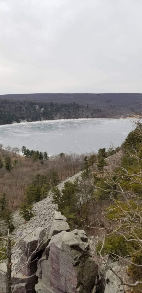 アメリカ・ウィスコンシン州のデビルズレイク州立公園の池の写真。