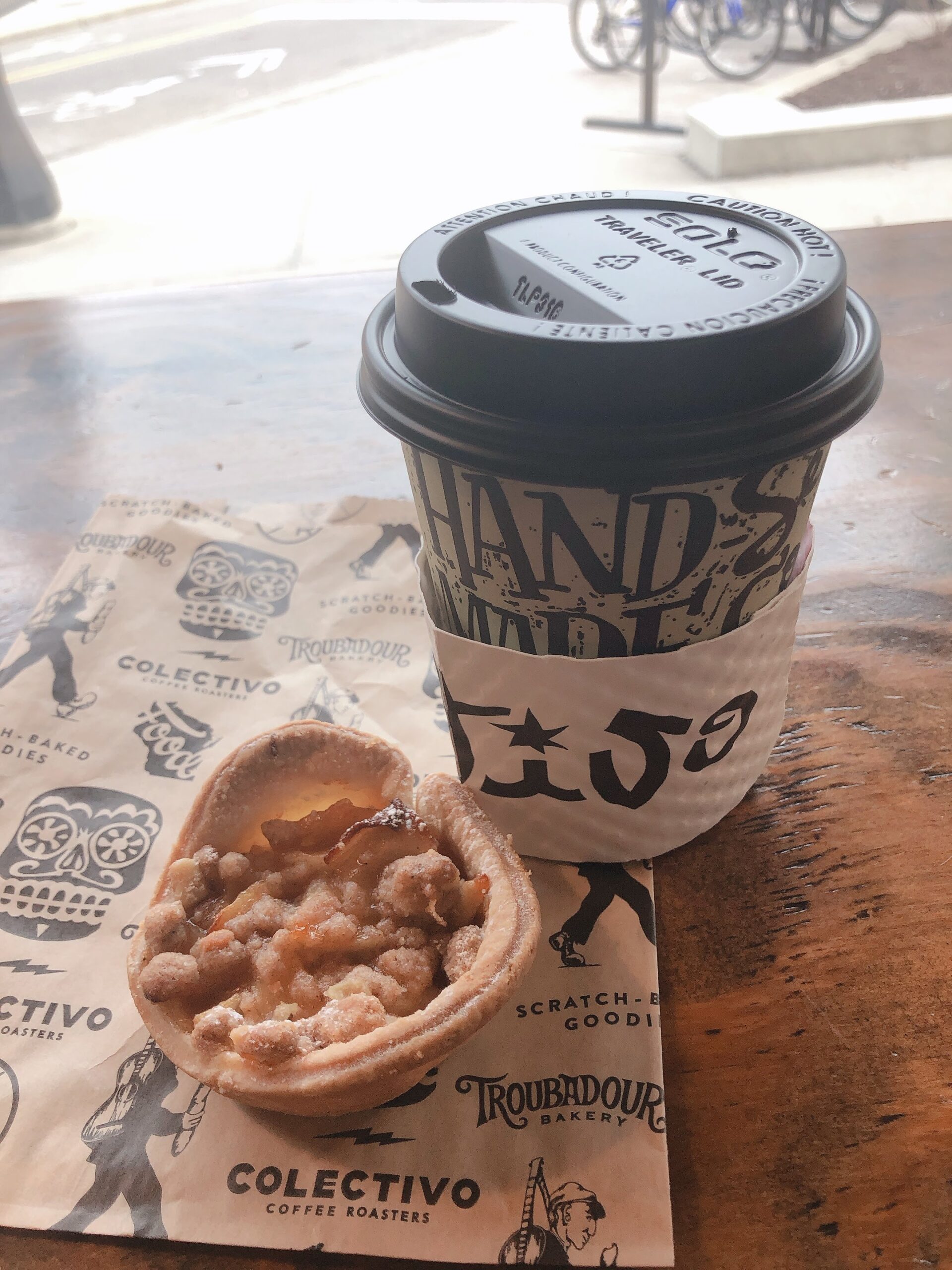 アメリカ・ウィスコンシン州マディソンで注文したコーヒーとタルト。