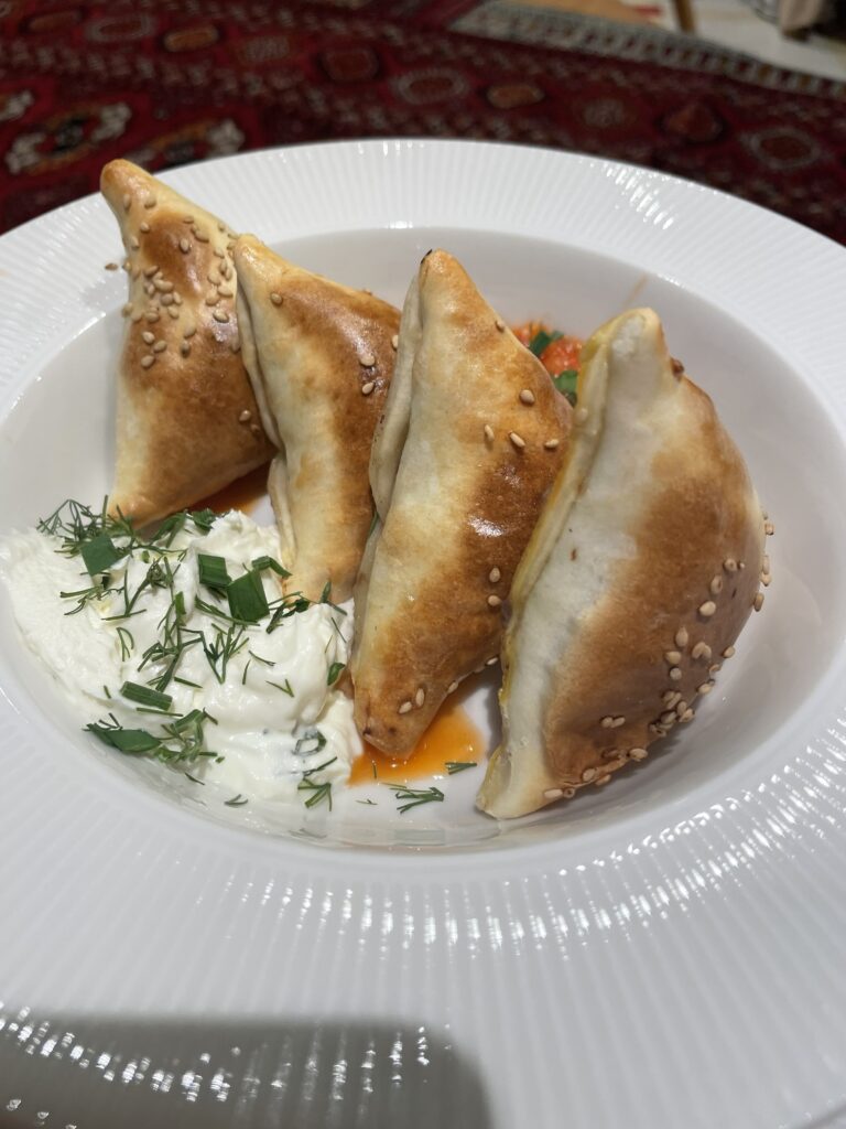 大阪・関西万博で食べたトルクメニスタンの伝統料理、ソムサ