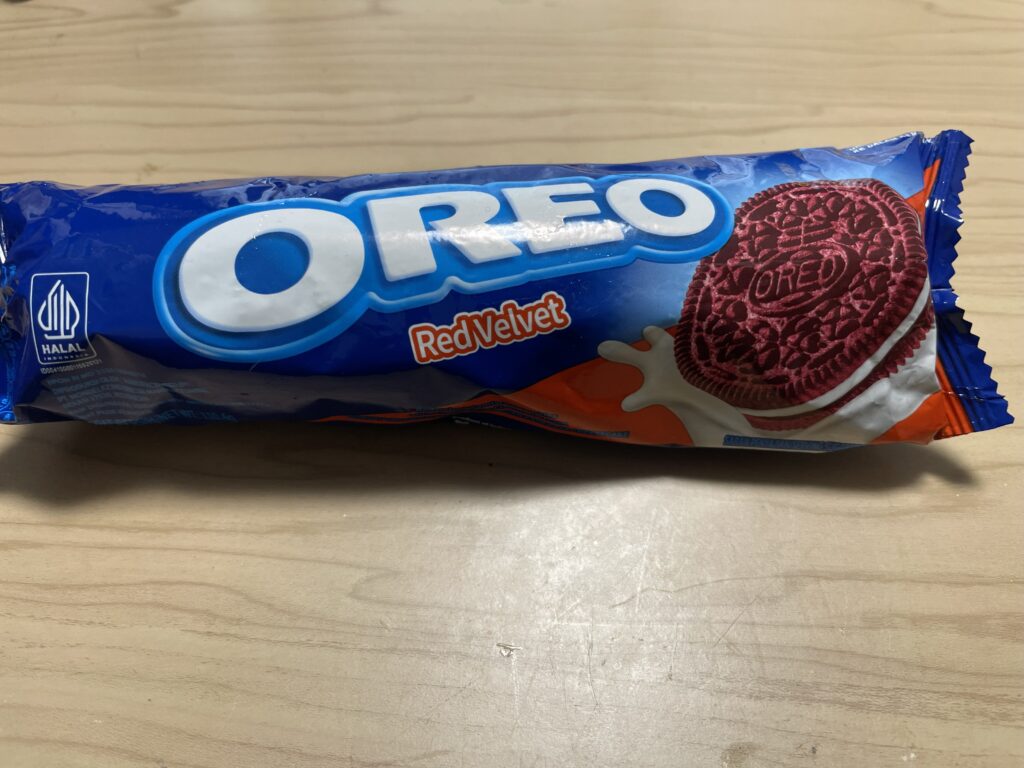 インドネシアで買ったオレオ。Red Velvetフレーバーという、日本には無く珍しい味。