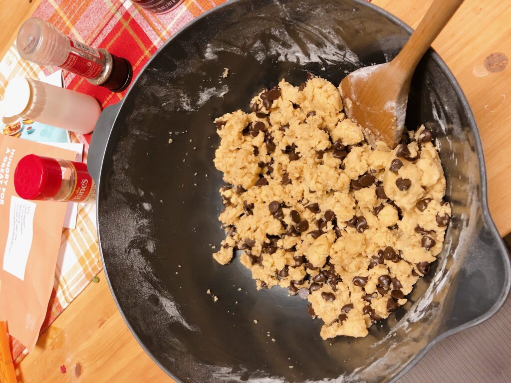 クッキーを焼く前の状態。生地を混ぜている。