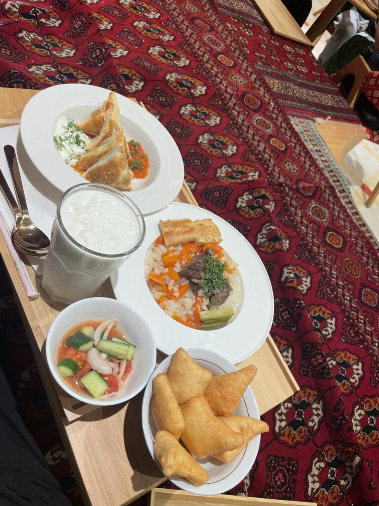 大阪関西万博のトルクメニスタンパビリオンで食べた、トルクメニスタンの伝統料理の写真。