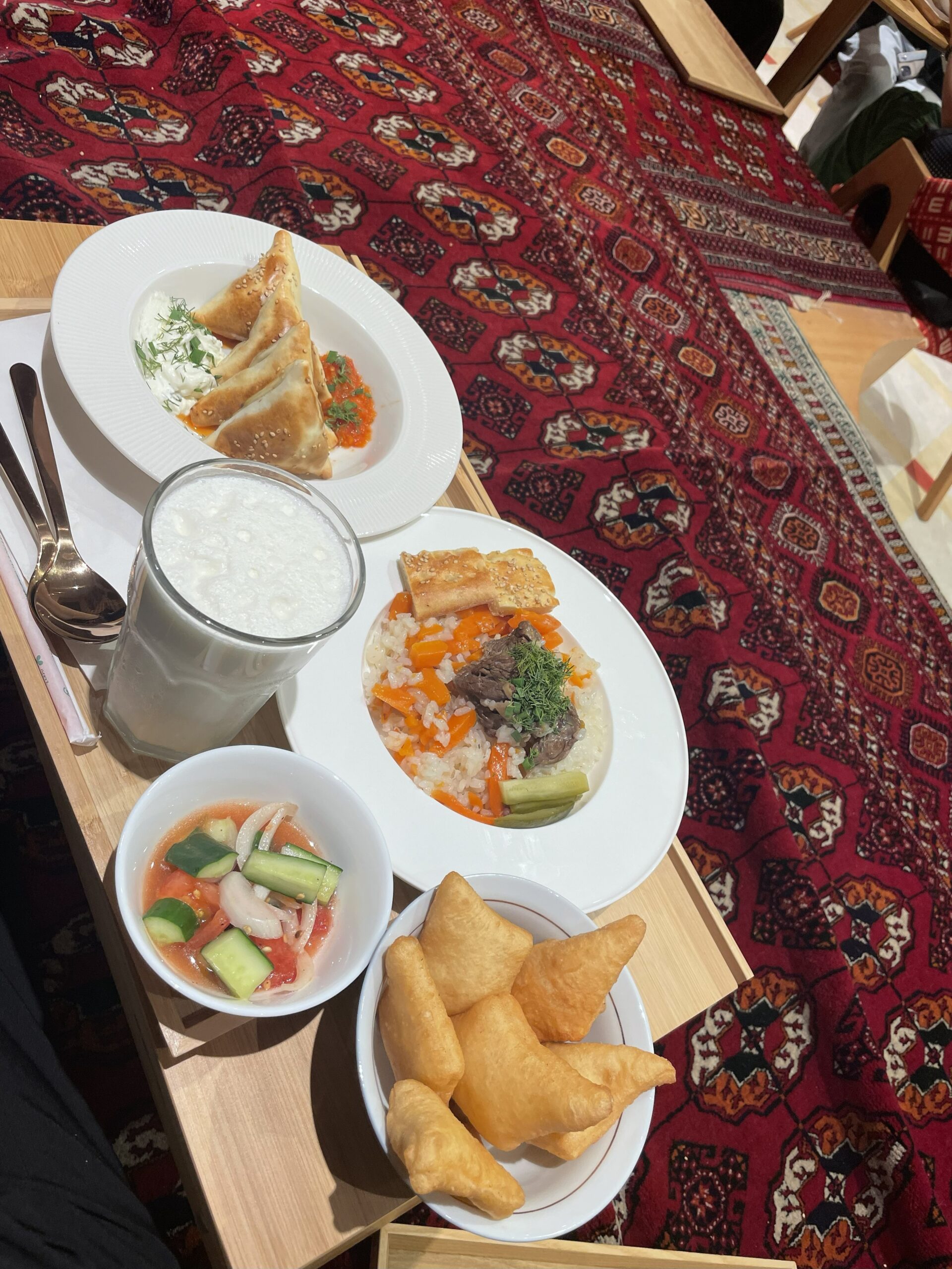 大阪関西万博のトルクメニスタンパビリオンで食べた、トルクメニスタンの伝統料理の写真。