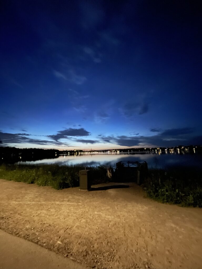 スウェーデンの、AM1:00には明らみ始める空。2023年6月撮影。