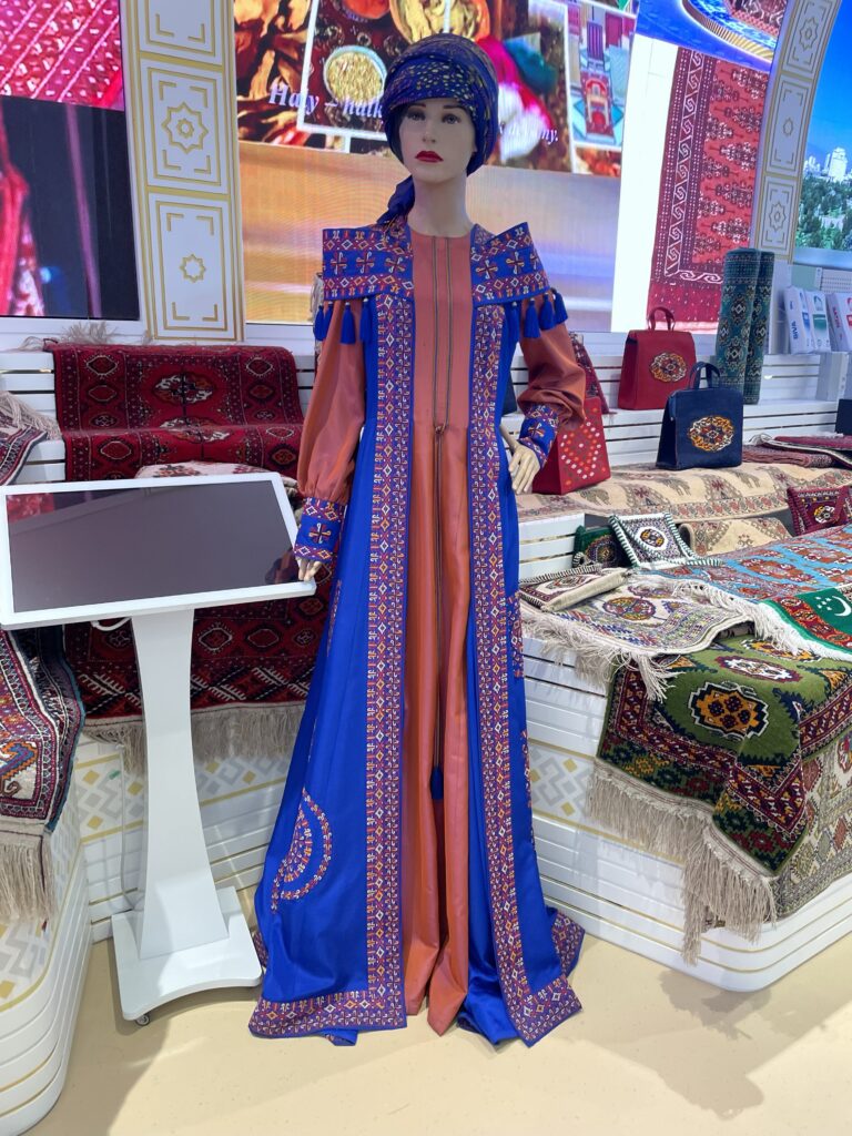 大阪関西万博のトルクメニスタンパビリオンで撮影した、トルクメニスタンの伝統衣装。