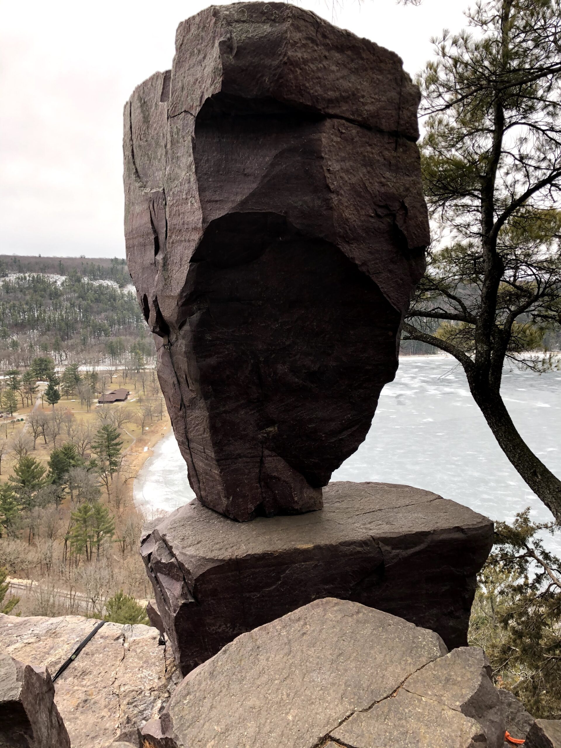 アメリカ・ウィスコンシン州にある、デビルズ・レイク州立公園の岩。