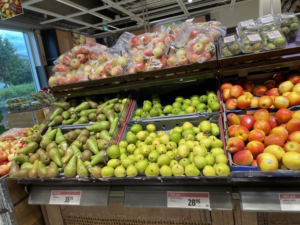スウェーデンのスーパーに陳列されている果物。りんごと洋ナシ