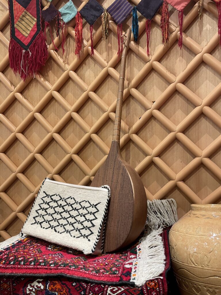 大阪関西万博のトルクメニスタンパビリオンで撮影した楽器の写真