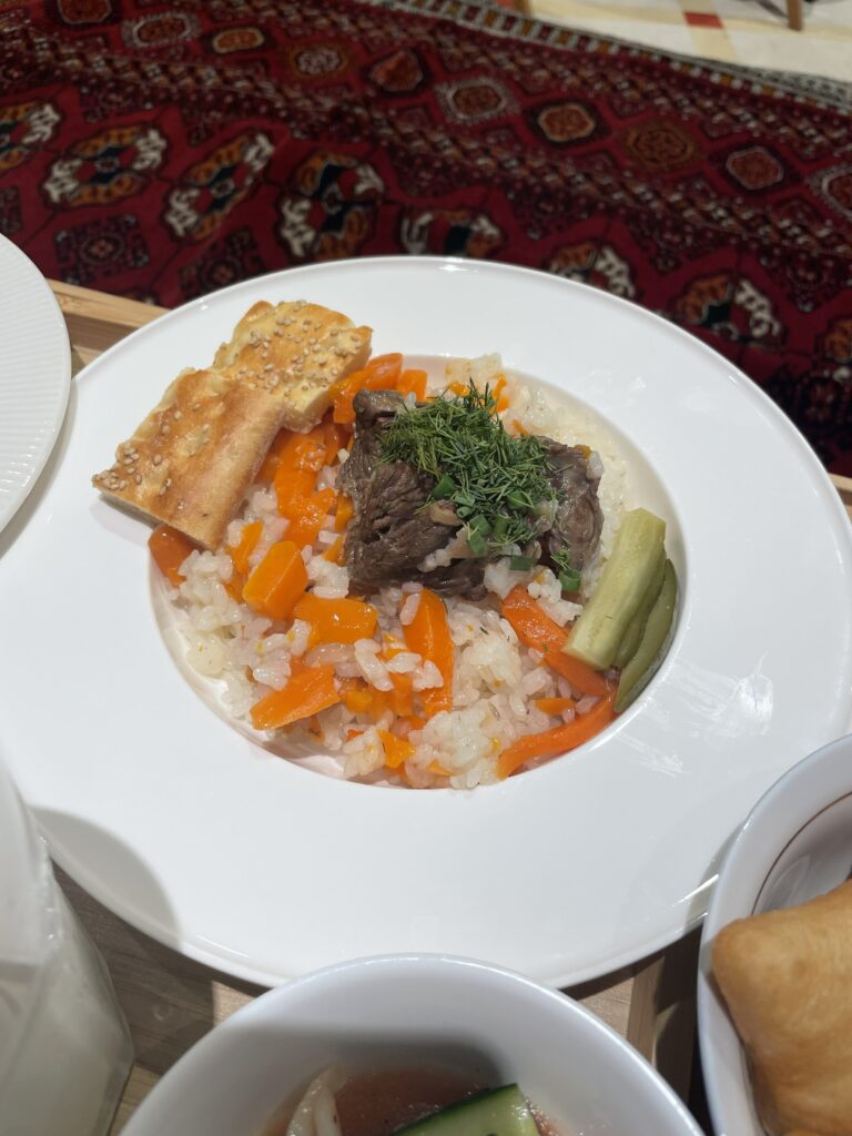 大阪・関西万博で食べたトルクメニスタンの伝統料理、パロウ