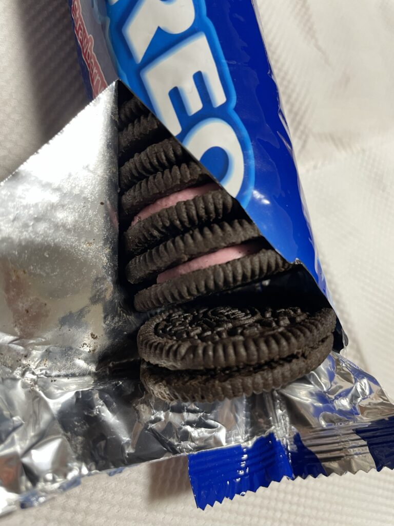 インドネシアで購入したOREO Strawberry Creme味の中身