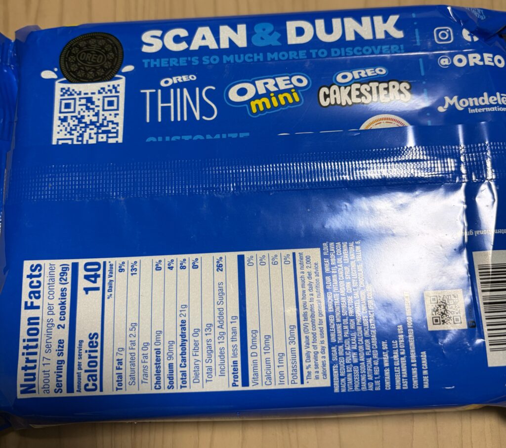 アメリカ人の友人が買ってきてくれたOREO BIRTHDAY CAKE FLAVOR CREMEのパッケージの裏面。