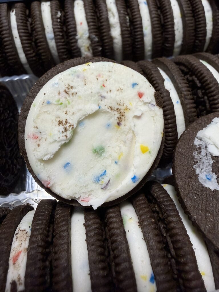 アメリカ人の友人が買ってきてくれたOREO BIRTHDAY CAKE FLAVOR CREMEの中身の写真。クリーム中に飴のスプリンクルが入っている。