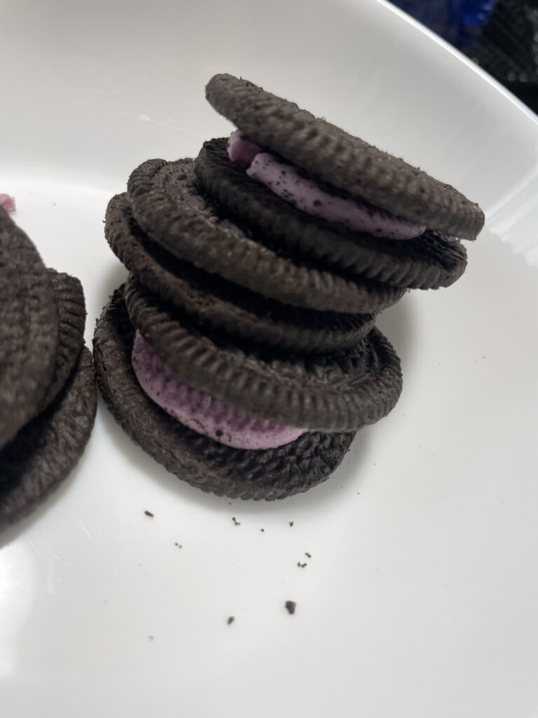 インドネシアで購入した、ICE CREAM味のオレオの中身