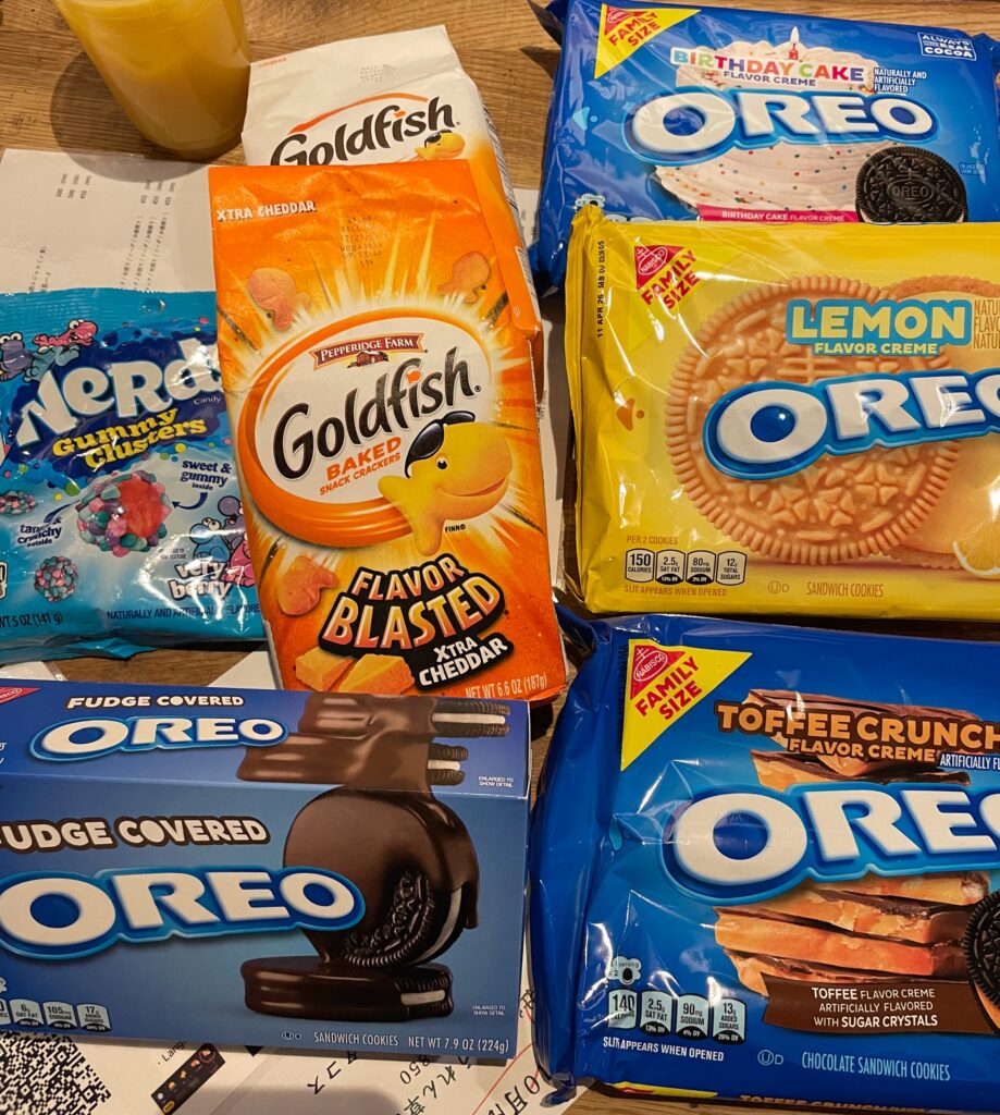 アメリカ人の友人が買ってきてくれたお菓子。オレオやGoldfishなど、現地ならではの日本では珍しいスナック。