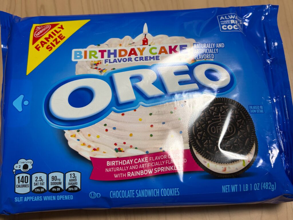 アメリカ人の友人が買ってきてくれたOREO BIRTHDAY CAKE FLAVOR CREMEのパッケージ。
