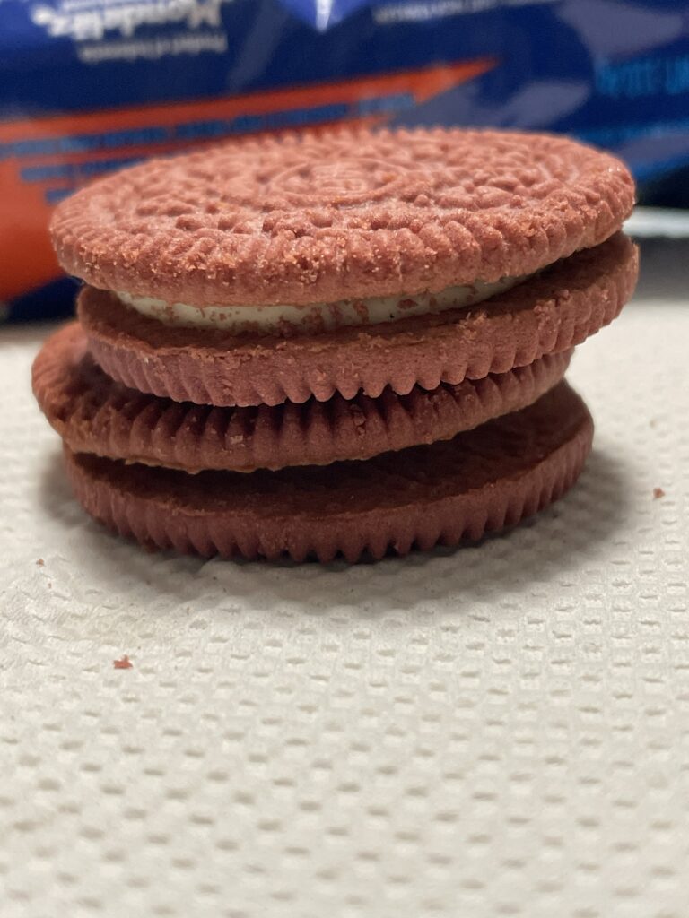 インドネシアで購入した、Red Velvet味のオレオ。