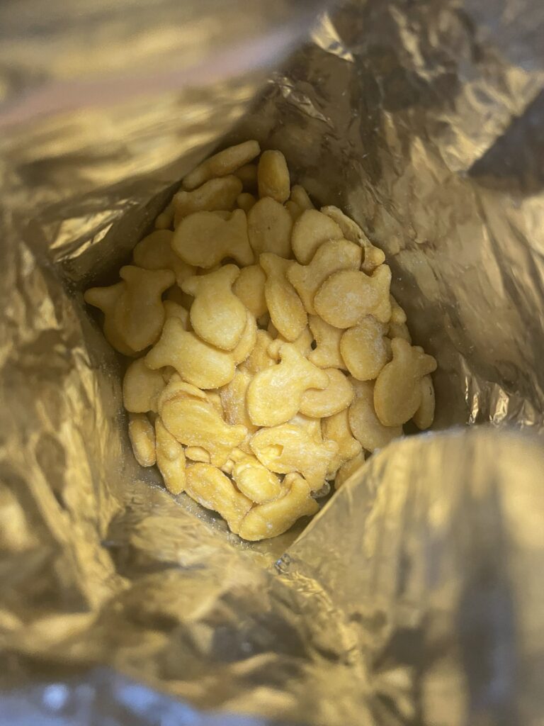 アメリカ人の友人からもらったGold Fishというお菓子の、Flavor Blasted という味。そのパッケージを開けた写真。