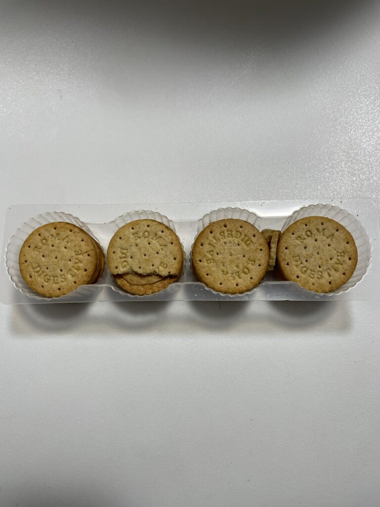 インドネシアで購入したSari Gandumというお菓子。ピーナッツバターがサンドしてある。