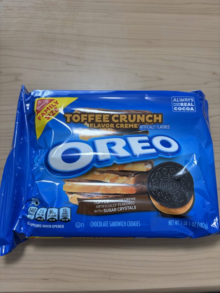 アメリカ人の友人が買ってきてくれたオレオ。TOFFEE CRUNCHというフレーバー。写真はパッケージ。
