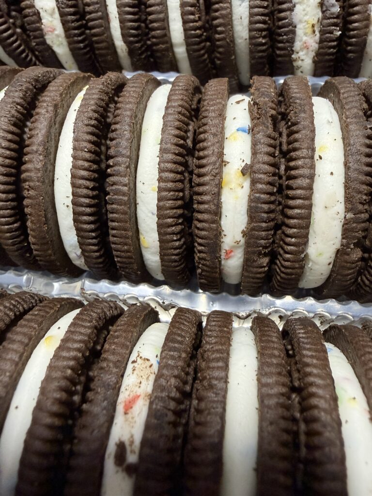 アメリカ人の友人が買ってきてくれたOREO BIRTHDAY CAKE FLAVOR CREMEの中身の写真。