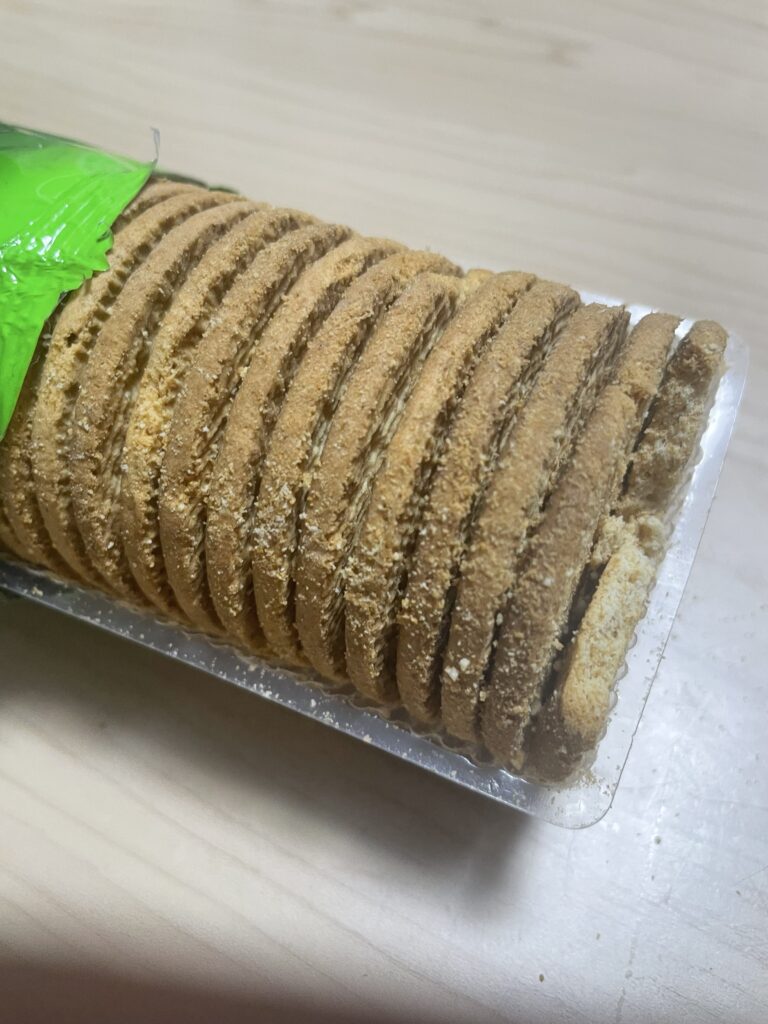 インドネシアで購入したSari Gandumというお菓子。シンプルなビスケット。