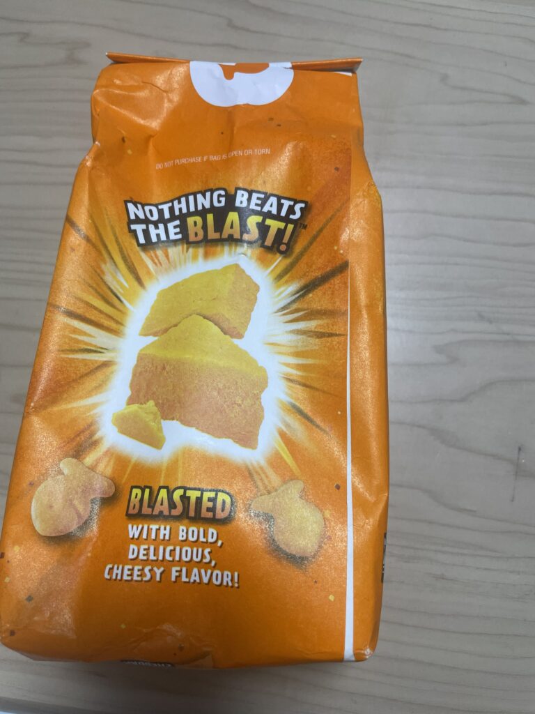 アメリカ人の友人にもらったGold Fish というお菓子。Flavor Blasted という味のパッケージの裏面。