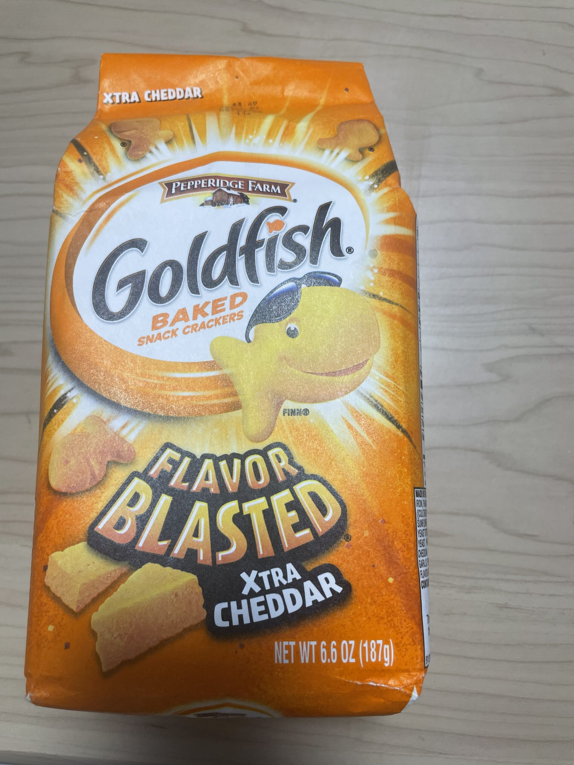 アメリカ人の友人からもらった、Goldfishというお菓子の、Flavor Blastedという味