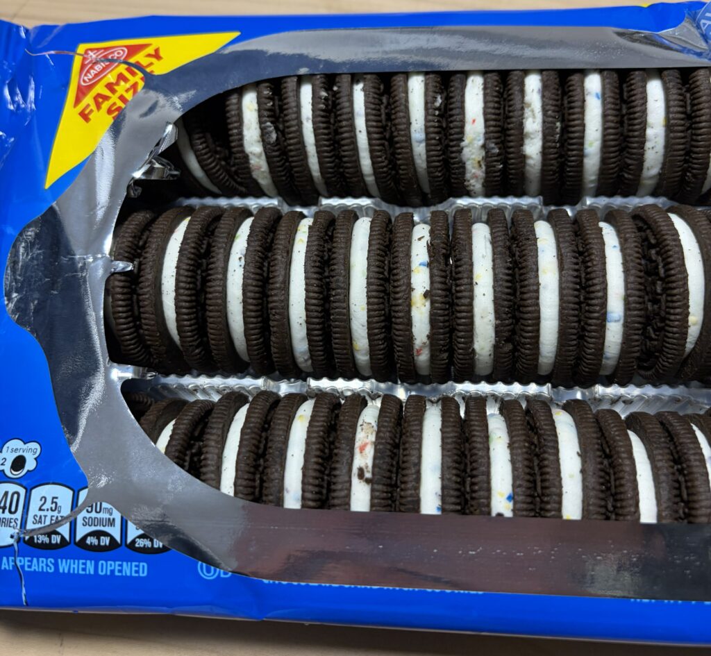 アメリカ人の友人が買ってきてくれたOREO BIRTHDAY CAKE FLAVOR CREMEの中身の写真