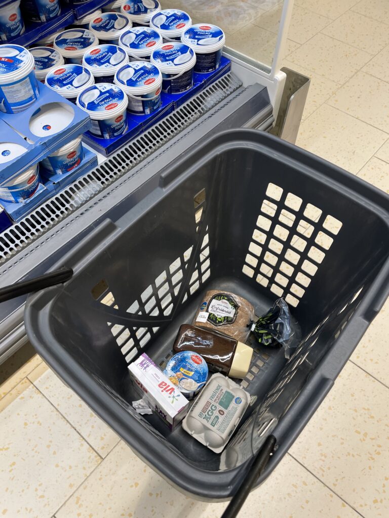 スウェーデンのスーパーの買い物かご